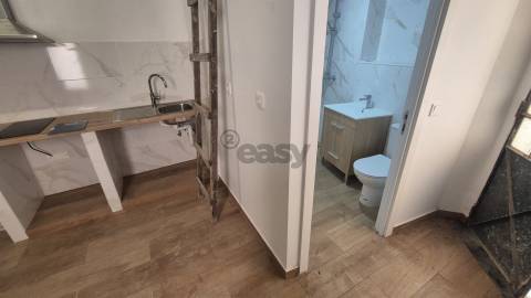 Armazém/comércio com 60m2 em Arroios com hipótese de transformação