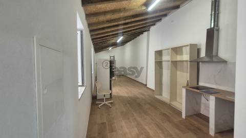 Armazém/comércio com 60m2 em Arroios com hipótese de transformação