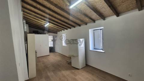 Armazém/comércio com 60m2 em Arroios com hipótese de transformação