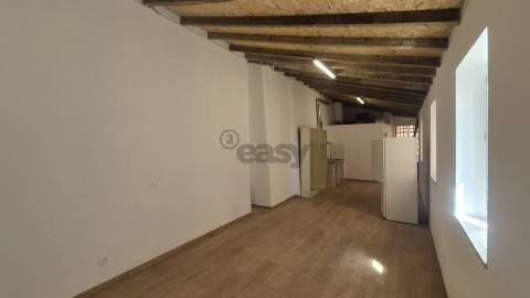 Armazém/comércio com 60m2 em Arroios com hipótese de transformação