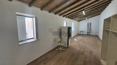 Armazém/comércio com 60m2 em Arroios com hipótese de transformação