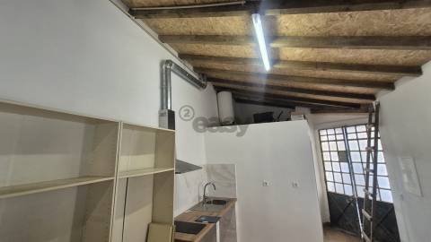 Armazém/comércio com 60m2 em Arroios com hipótese de transformação