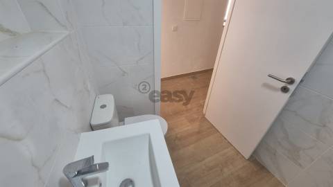 Armazém/comércio com 60m2 em Arroios com hipótese de transformação