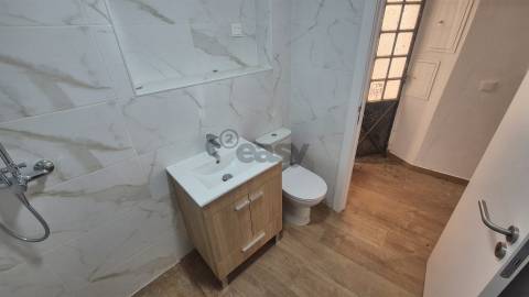 Armazém/comércio com 60m2 em Arroios com hipótese de transformação