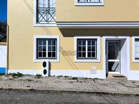 Apartamento T2 Mobilado com Logradouro Privativo em Ermidas Sado