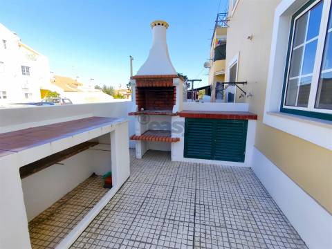 Apartamento T2 Mobilado com Logradouro Privativo em Ermidas Sado
