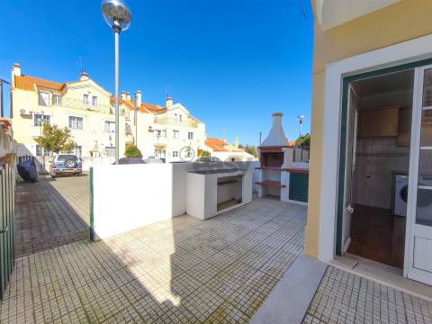 Apartamento T2 Mobilado com Logradouro Privativo em Ermidas Sado