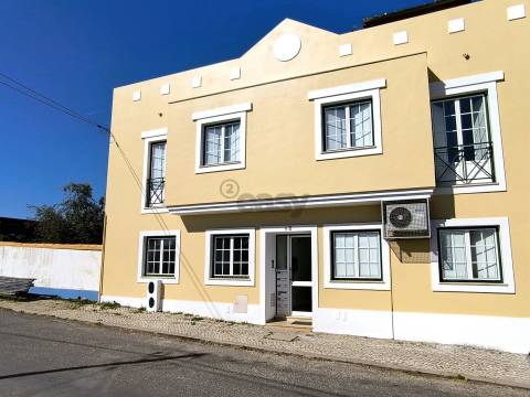 Apartamento T2 Mobilado com Logradouro Privativo em Ermidas Sado