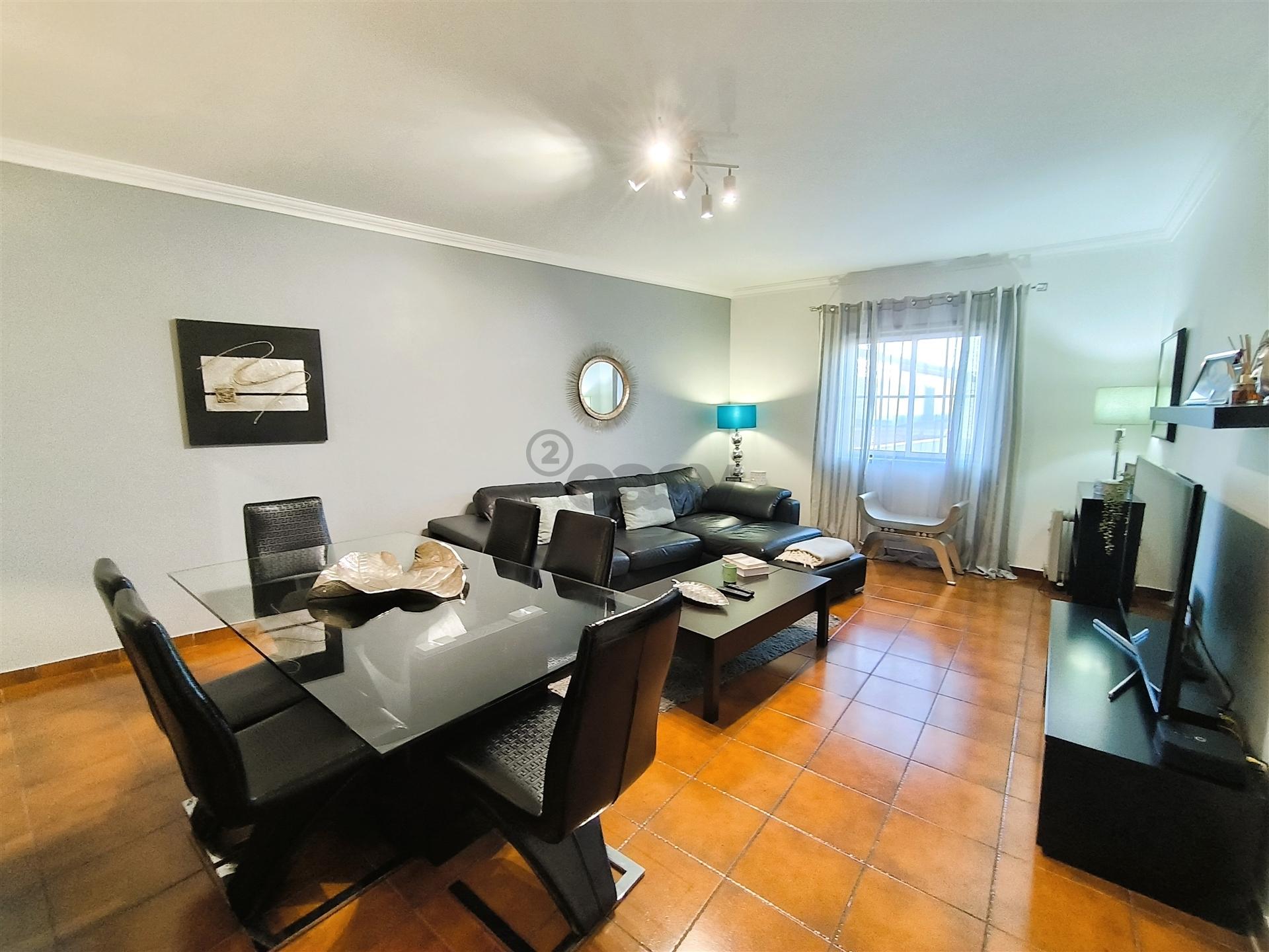 Apartamento T3 com Arrecadação e Terraço Comum em Ermidas Sado