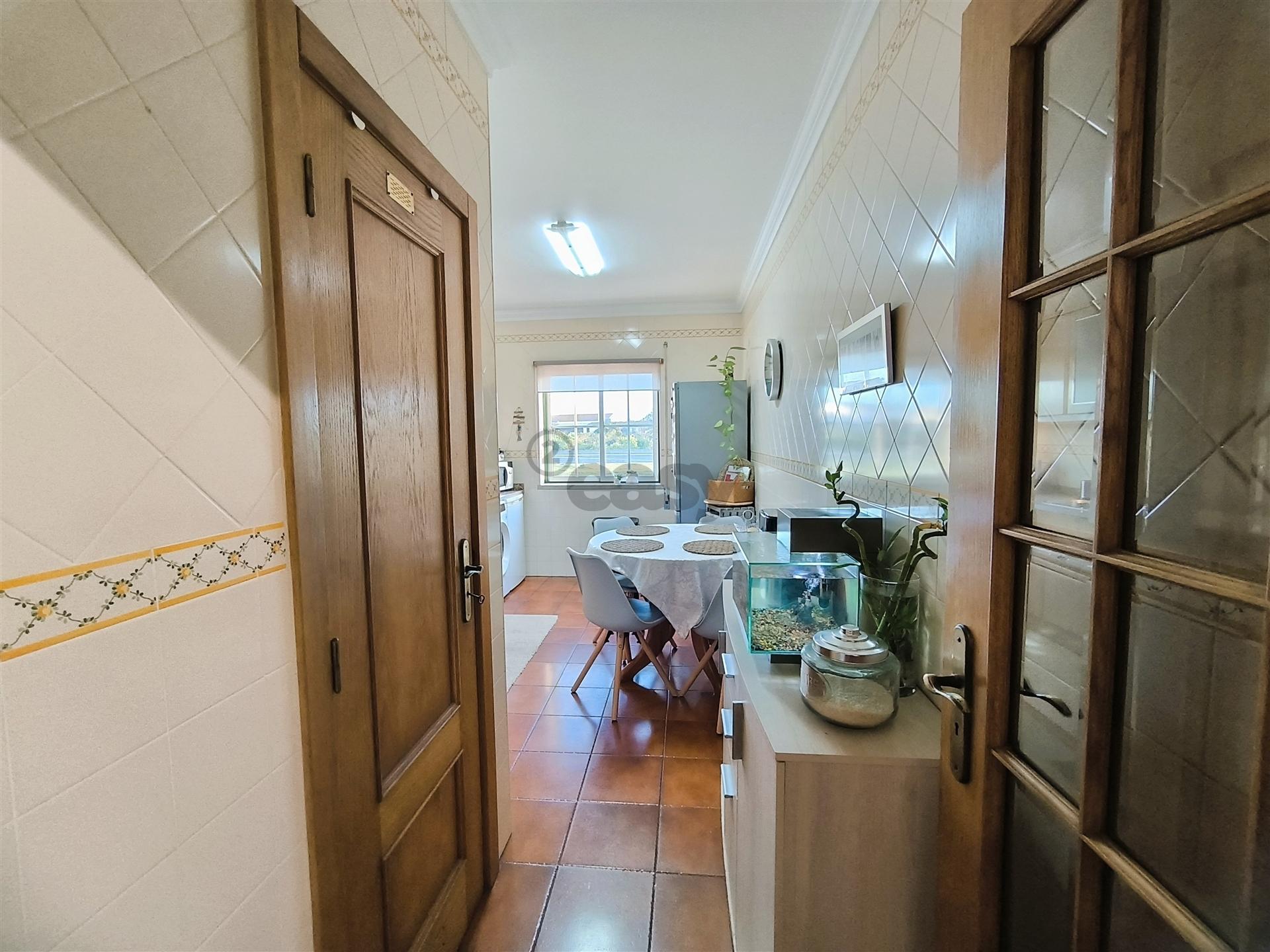 Apartamento T3 com Arrecadação e Terraço Comum em Ermidas Sado