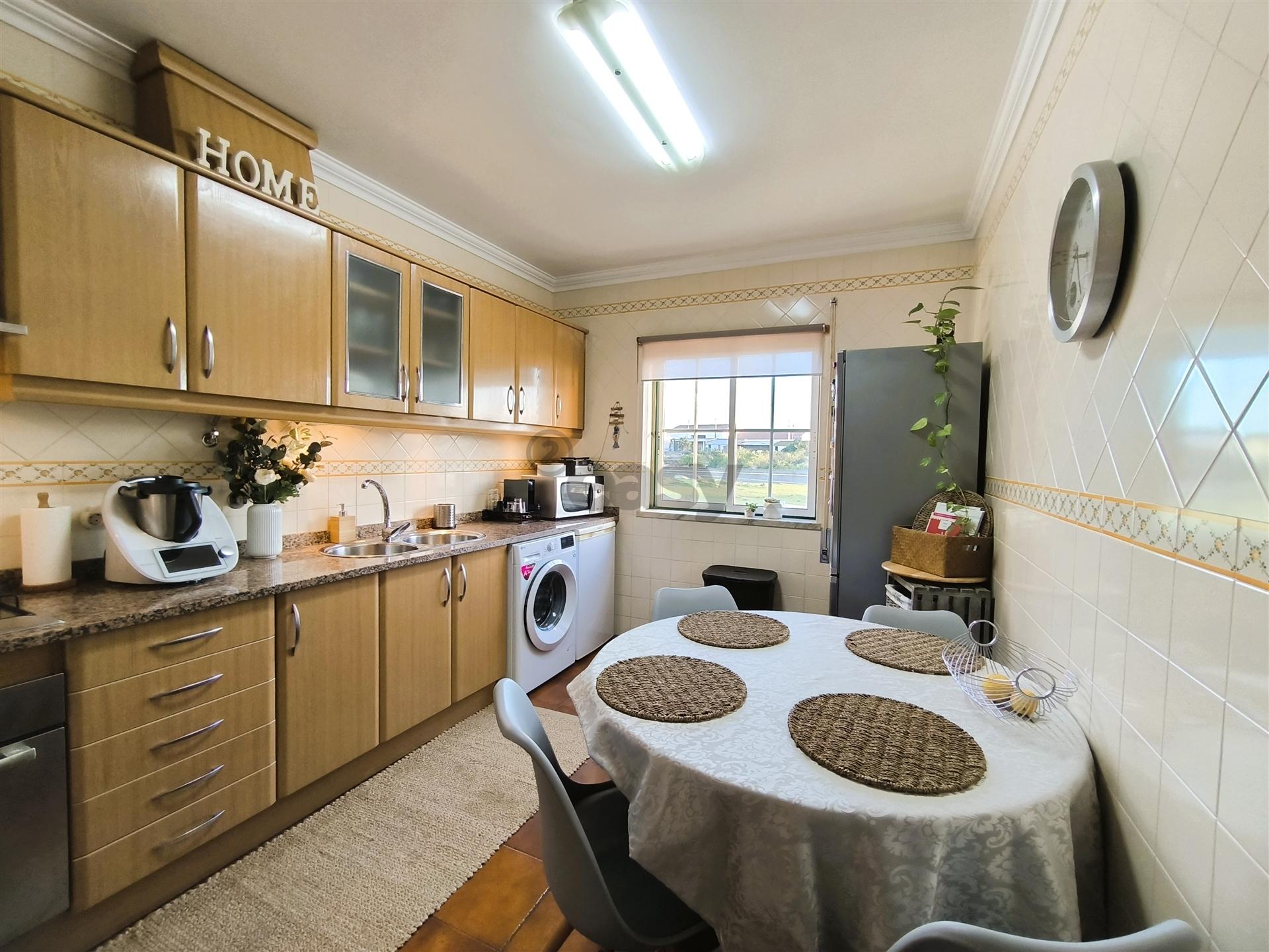 Apartamento T3 com Arrecadação e Terraço Comum em Ermidas Sado