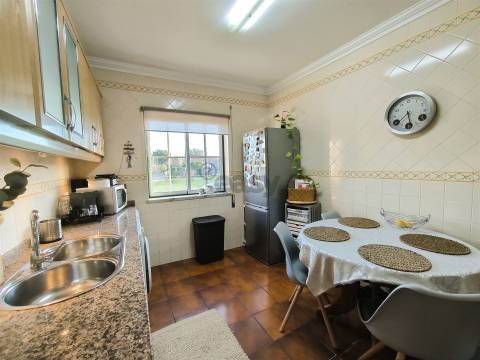 Apartamento T3 com Arrecadação e Terraço Comum em Ermidas Sado