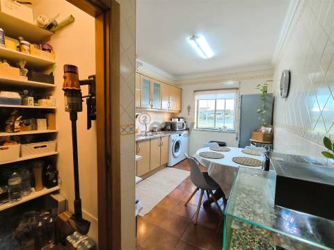 Apartamento T3 com Arrecadação e Terraço Comum em Ermidas Sado