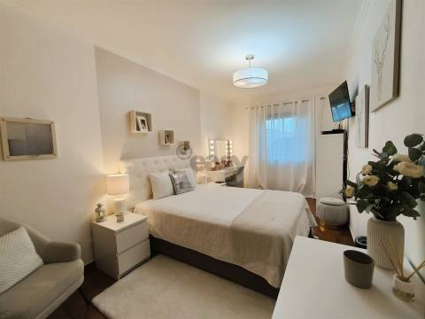 Apartamento T3 com Arrecadação e Terraço Comum em Ermidas Sado