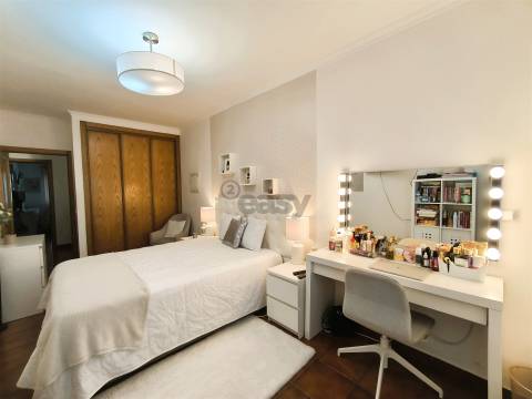 Apartamento T3 com Arrecadação e Terraço Comum em Ermidas Sado