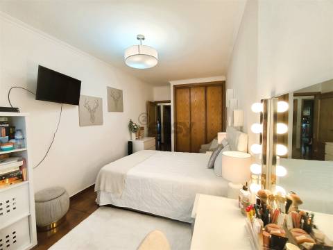 Apartamento T3 com Arrecadação e Terraço Comum em Ermidas Sado