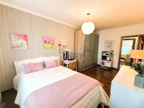 Apartamento T3 com Arrecadação e Terraço Comum em Ermidas Sado