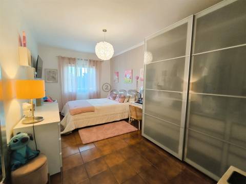 Apartamento T3 com Arrecadação e Terraço Comum em Ermidas Sado