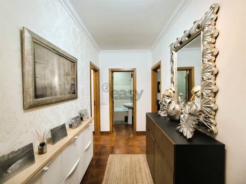 Apartamento T3 com Arrecadação e Terraço Comum em Ermidas Sado