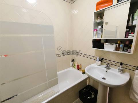 Apartamento T3 com Arrecadação e Terraço Comum em Ermidas Sado