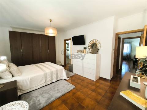 Apartamento T3 com Arrecadação e Terraço Comum em Ermidas Sado