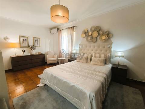 Apartamento T3 com Arrecadação e Terraço Comum em Ermidas Sado