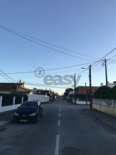 Moradia T4 geminada com piscina em Fernão Ferro