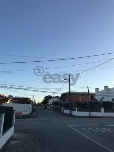 Moradia T4 geminada com piscina em Fernão Ferro