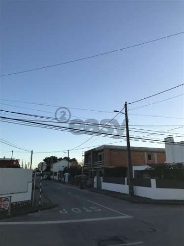 Moradia T4 geminada com piscina em Fernão Ferro