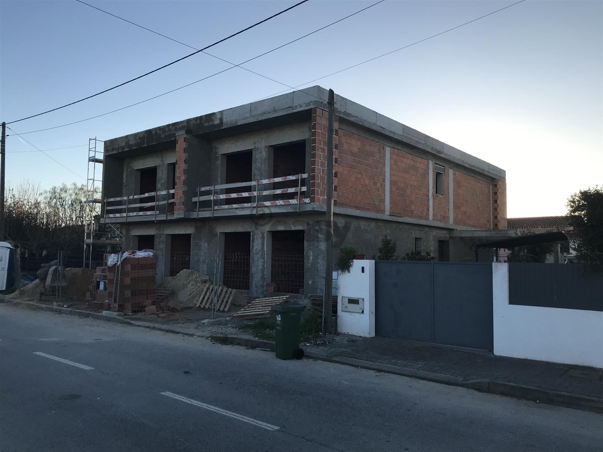 Moradia T4 geminada com piscina em Fernão Ferro