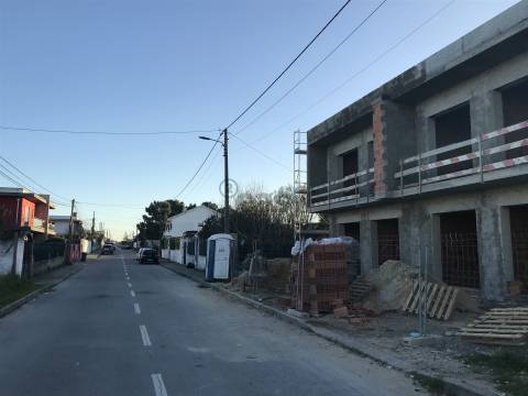 Moradia T4 geminada com piscina em Fernão Ferro