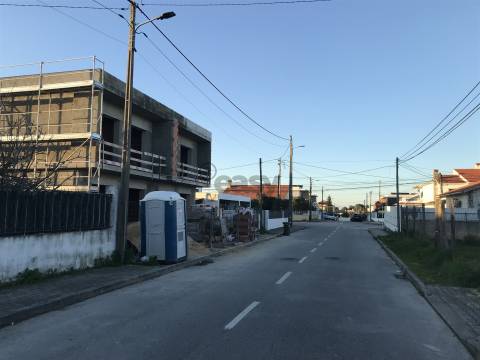 Moradia T4 geminada com piscina em Fernão Ferro