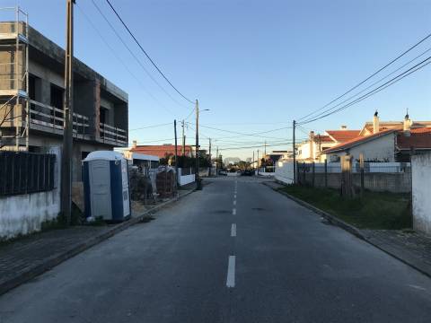 Moradia T4 geminada com piscina em Fernão Ferro