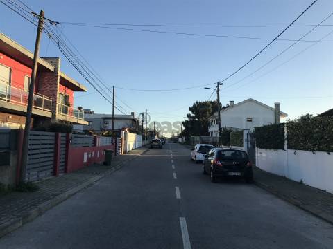 Moradia T4 geminada com piscina em Fernão Ferro