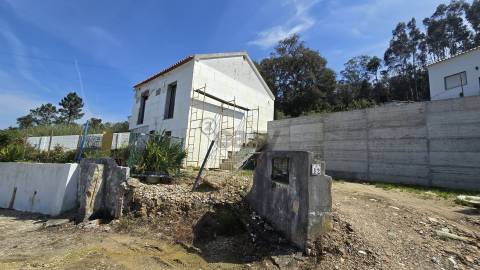 Moradia em remodelação T2+1 em Azueira