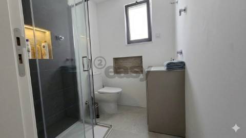 Moradia em remodelação T2+1 em Azueira