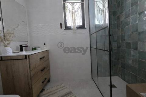 Moradia em remodelação T2+1 em Azueira