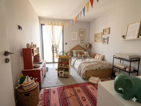 Moradia em remodelação T2+1 em Azueira