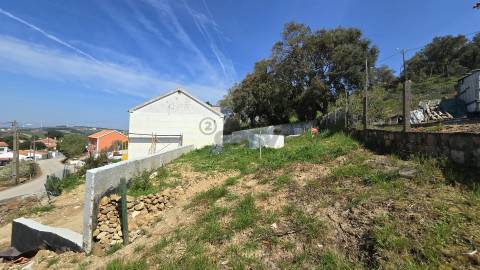 Moradia em remodelação T2+1 em Azueira