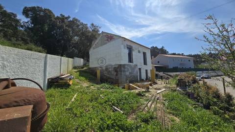 Moradia em remodelação T2+1 em Azueira