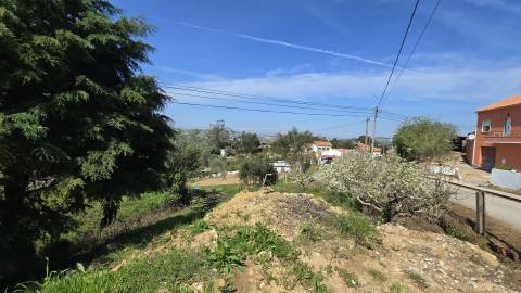 Terreno com possibilidade para moradia T2 | Azueira