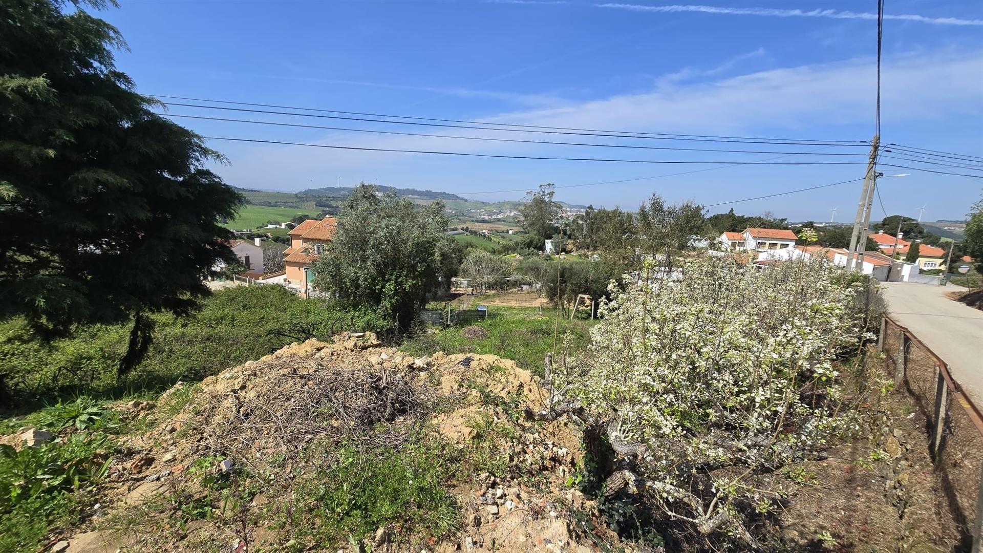 Terreno com possibilidade para moradia T2 | Azueira