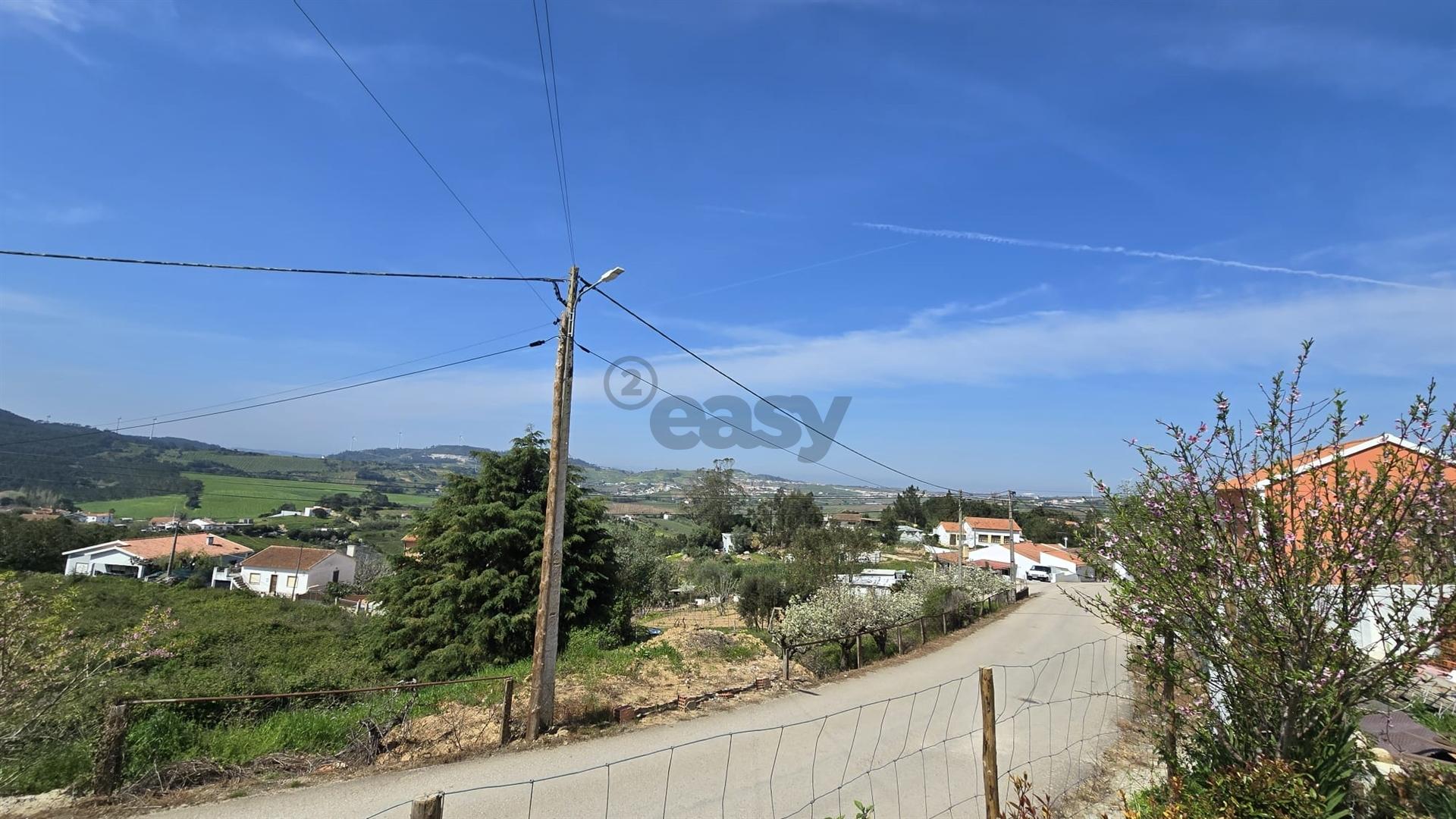 Terreno com possibilidade para moradia T2 | Azueira