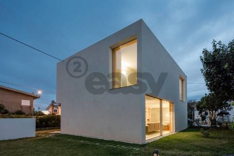 Terreno com possibilidade para moradia T2 | Azueira