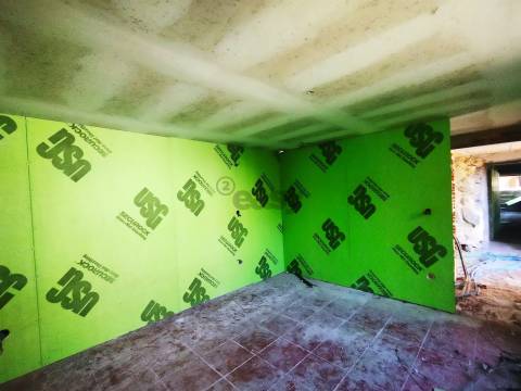 Casa de Pedra com Terreno em Covas