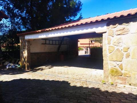 Casa de Pedra com Terreno em Covas