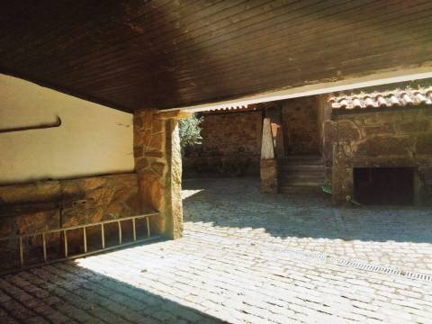 Casa de Pedra com Terreno em Covas