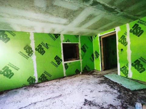 Casa de Pedra com Terreno em Covas