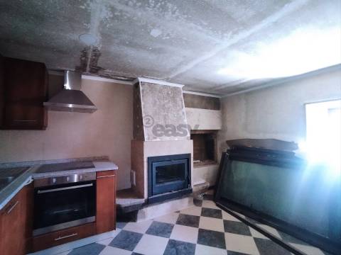 Casa de Pedra com Terreno em Covas