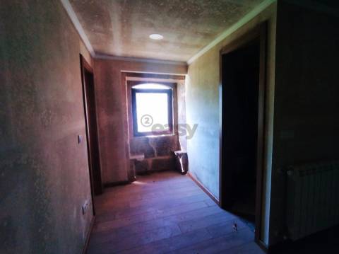 Casa de Pedra com Terreno em Covas